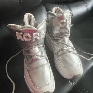 Michael Kors womans size 8 cassia Shiny Silver moon Boots